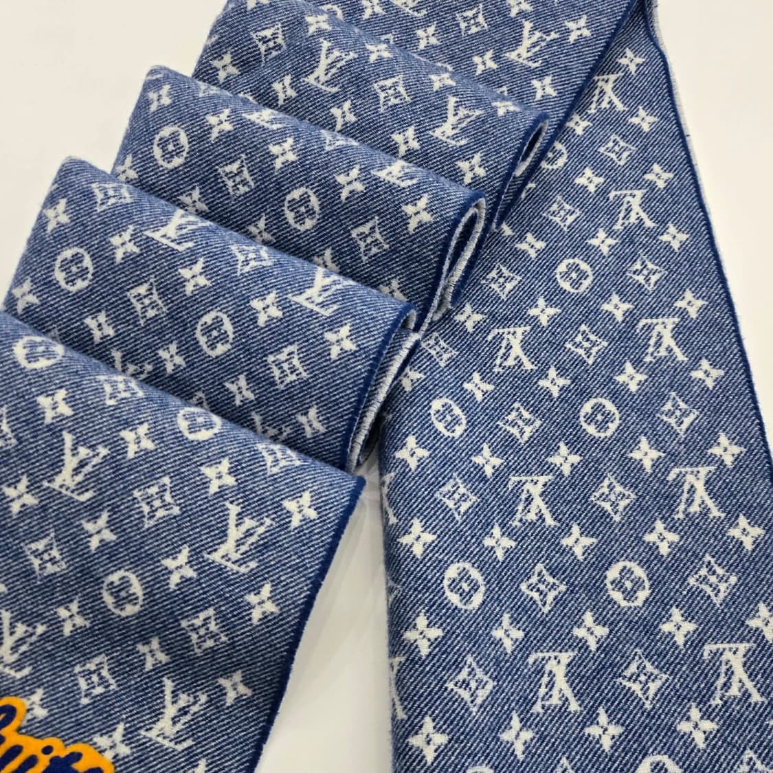 루이비통 로고 LV 데님 모노그램 울 캐시미어 머플러 목도리 상품이미지3