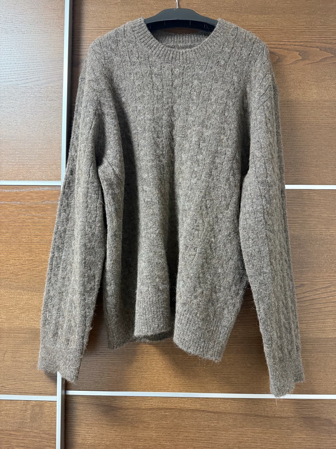 [단순착용] 포터리 알파카 케이블 크루넥 니트 토바코 4사이즈 상품이미지4