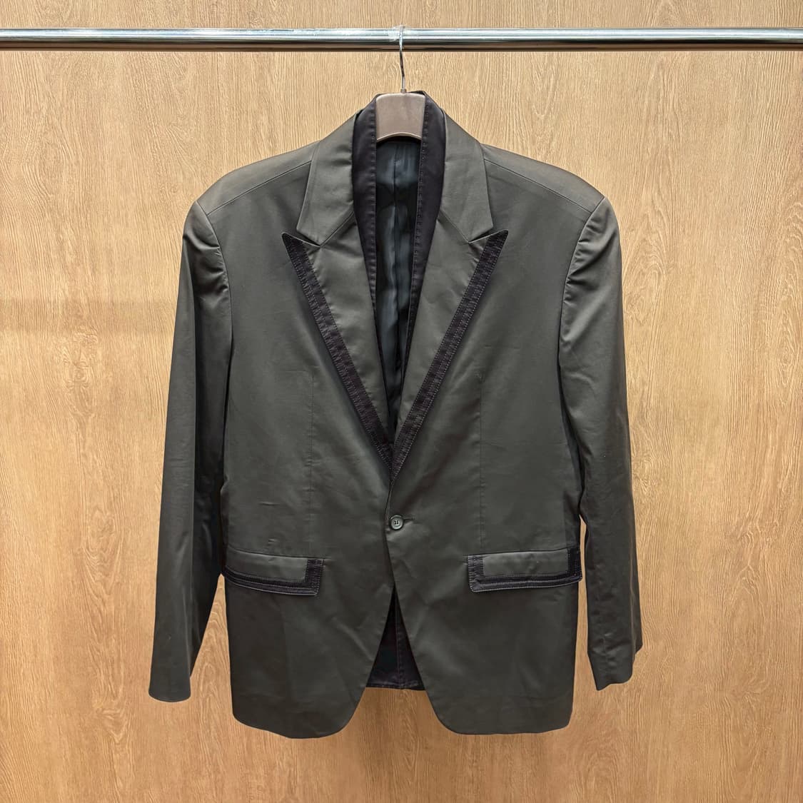 솔리드옴므 테일러드 블레이저 배색 라펠 싱글 버튼 디테일 레귤러핏 브라운 상품이미지2