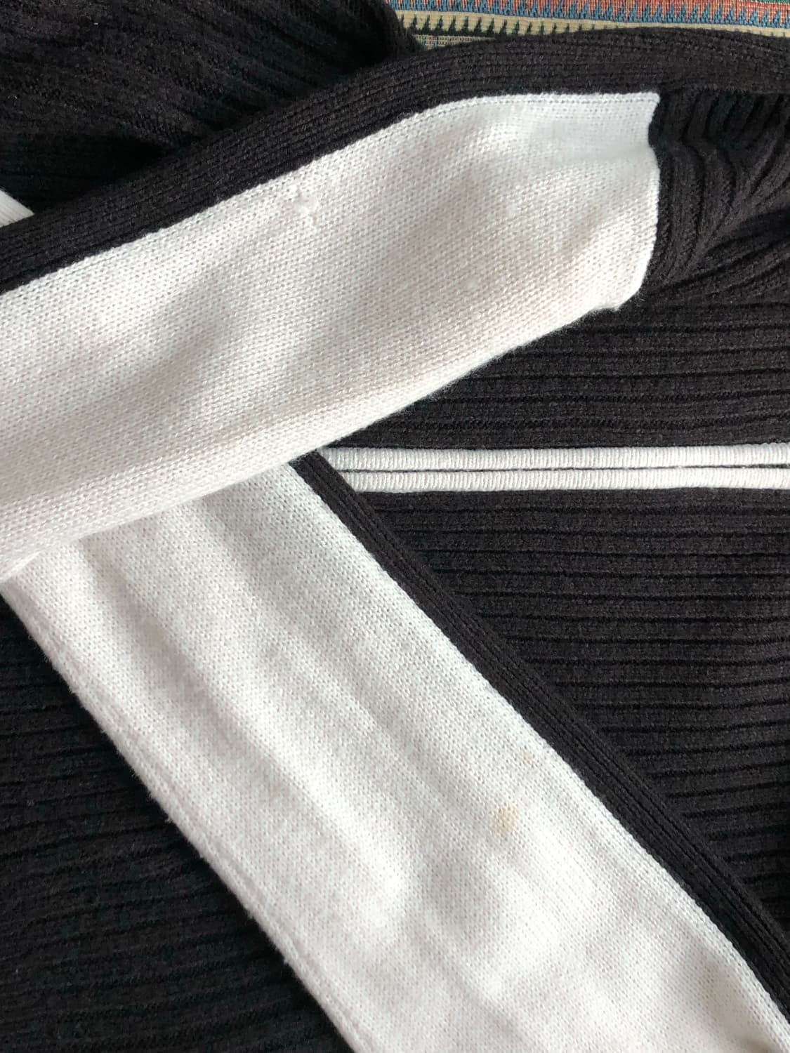 H&M 블랙 화이트 배색 니트집업 상품이미지2