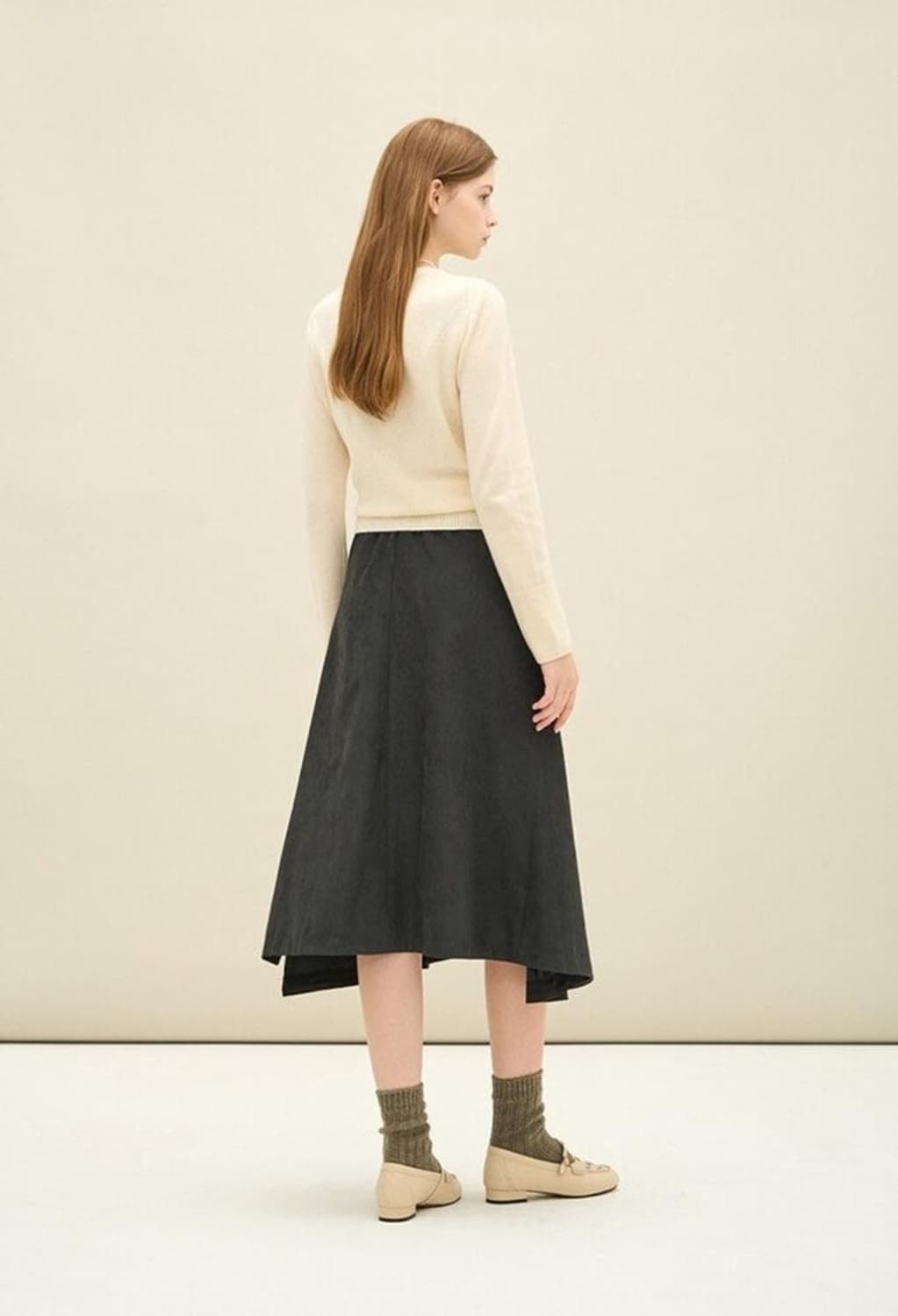 한섬 SJSJ 2023 턱 슬릿 플레어 스커트 64-94사이즈 상품이미지3