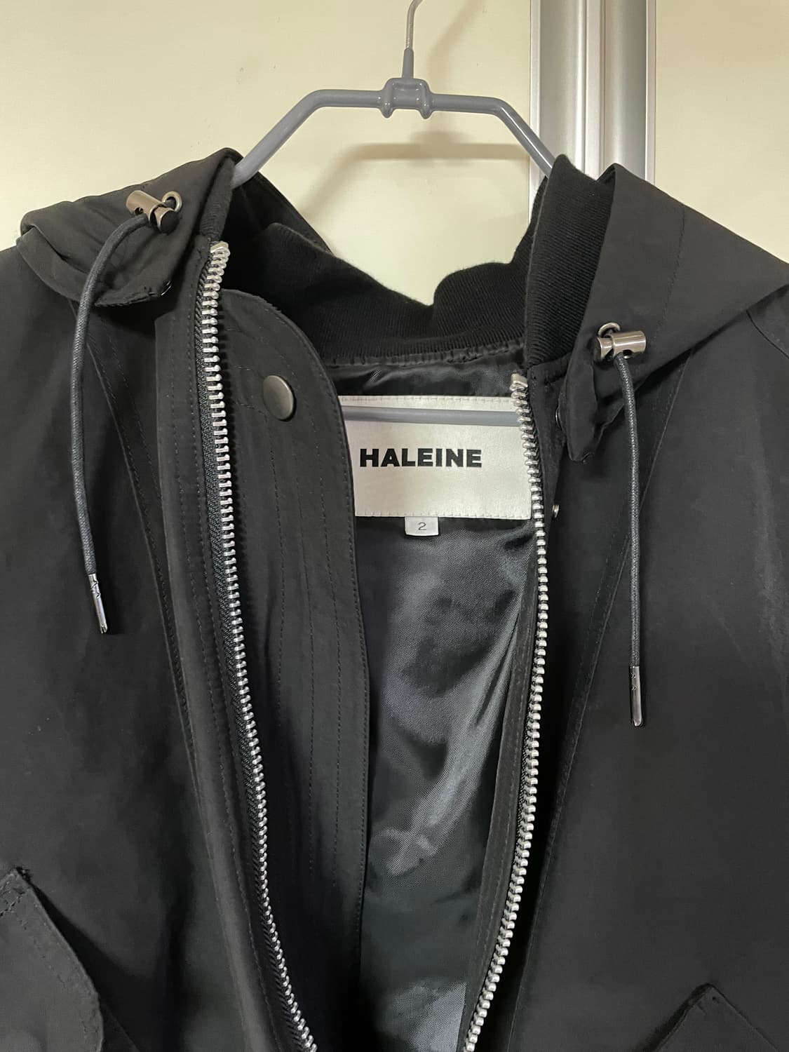 알렌느 사틴 3D 디테처블 핑거 홀 후드 봄버 블랙 2사이즈 상품이미지2