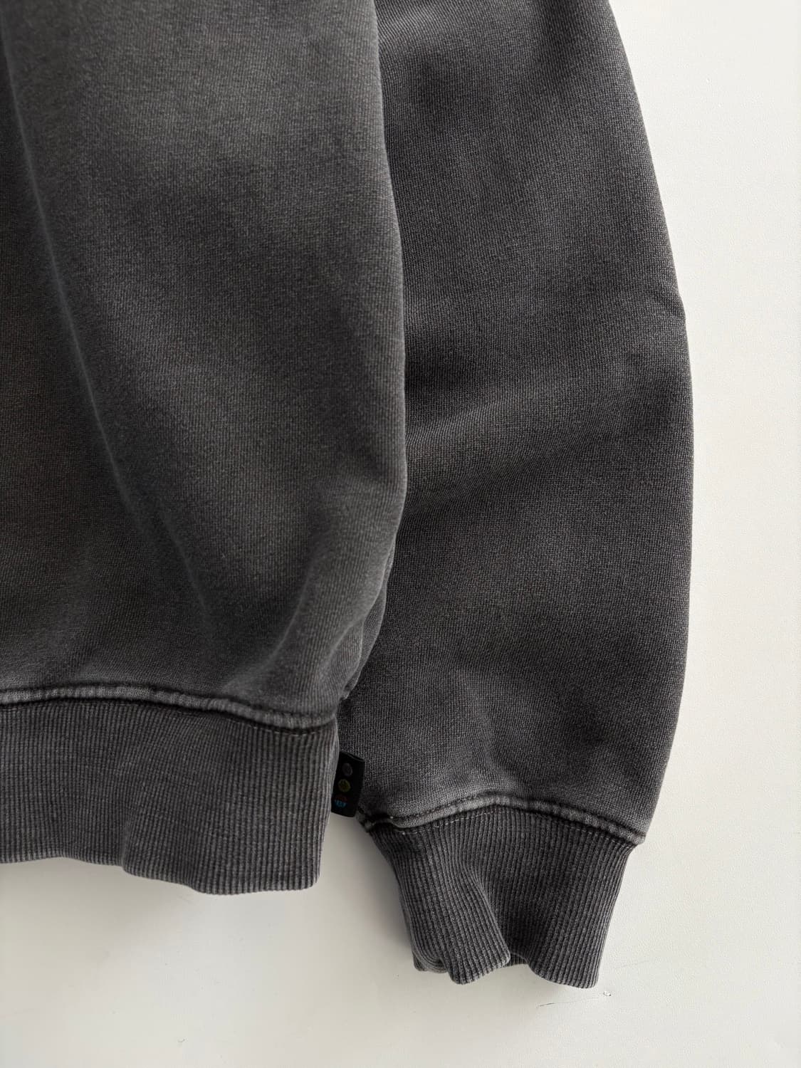 IAB Studio 아이앱 스튜디오 피그먼트차콜 로고 맨투맨 상품이미지8