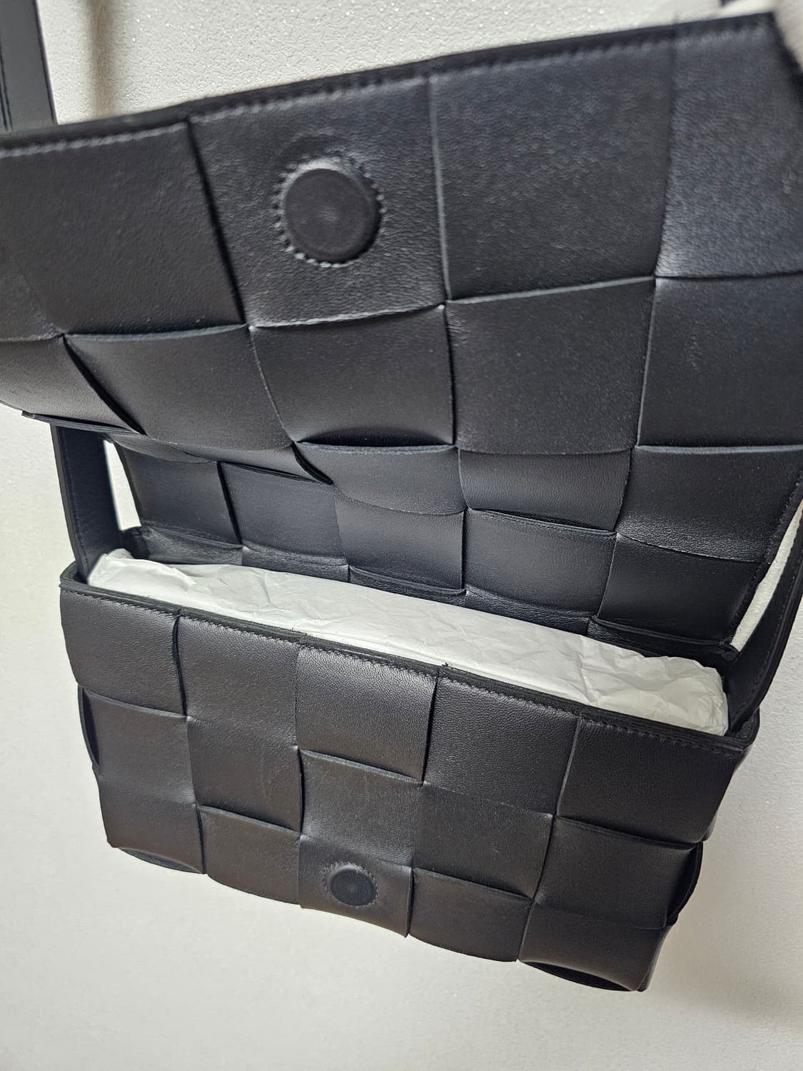 보테가 베네타 램스킨 레더 카세트백 블랙 상품이미지6