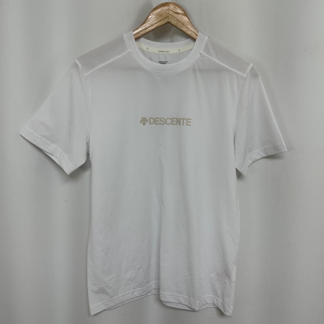  데상트 남자 얇은 스판 반팔티 화이트 95 상품이미지1