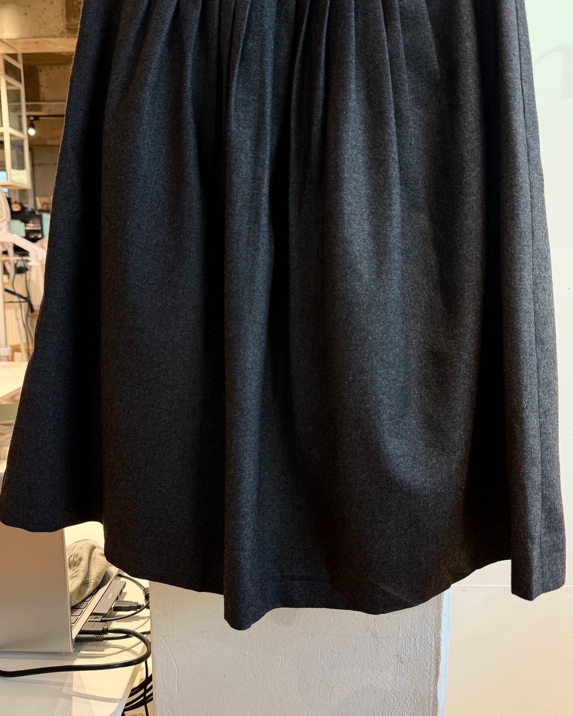 마가렛호웰 차콜 핀턱 미디스커트  상품이미지7