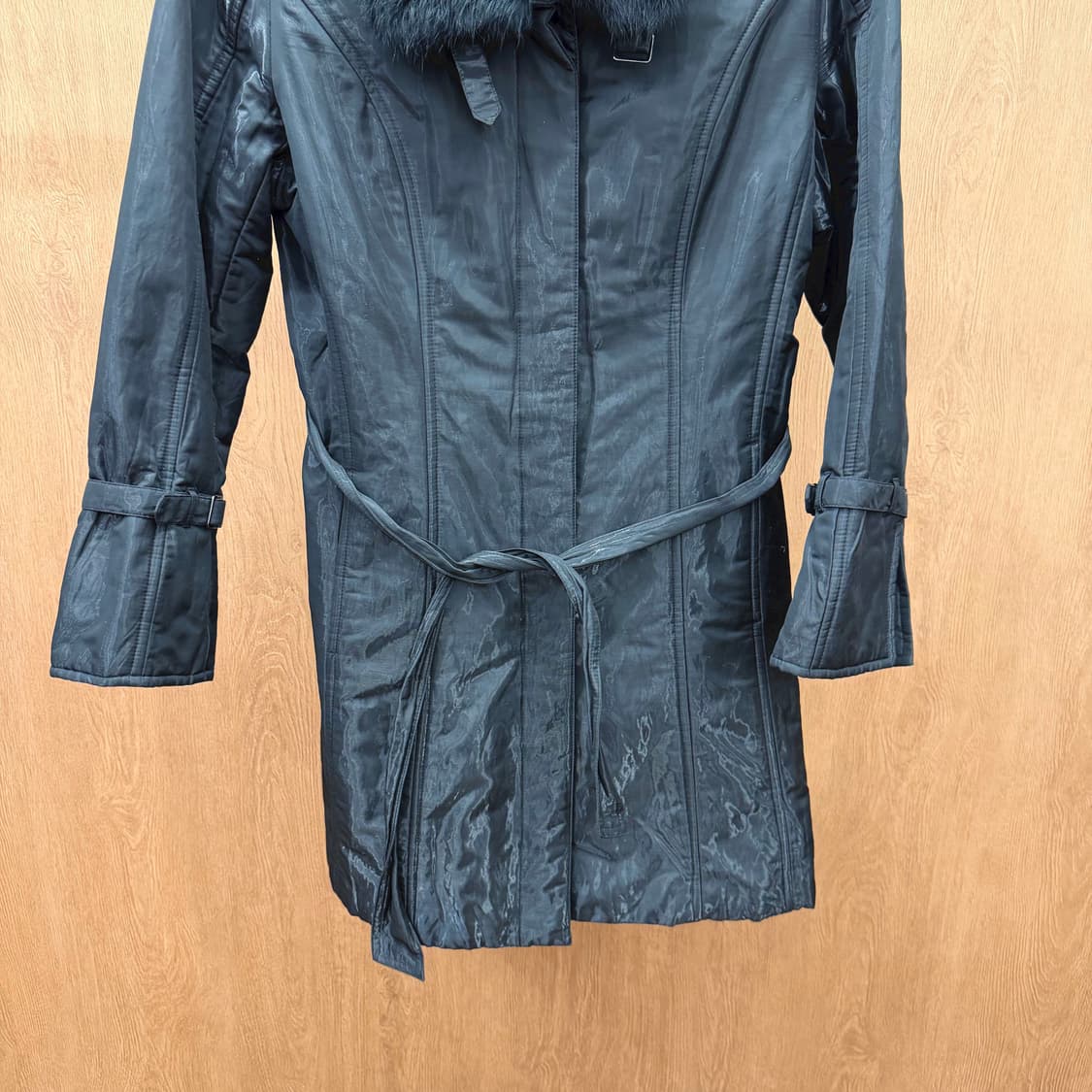 스피치오 패딩 코트 폭스퍼 카라 배색 벨트 스트랩 디테일 슬림핏 블랙 상품이미지5