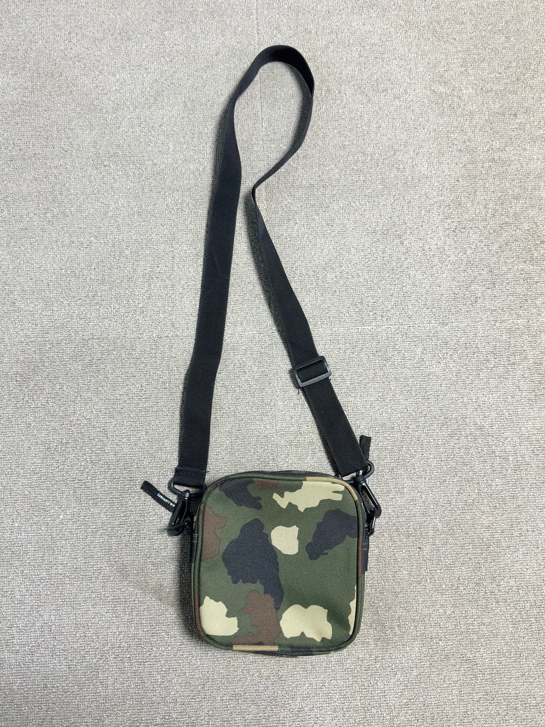 칼하트 wip 카모 에센셜 크로스백 상품이미지3