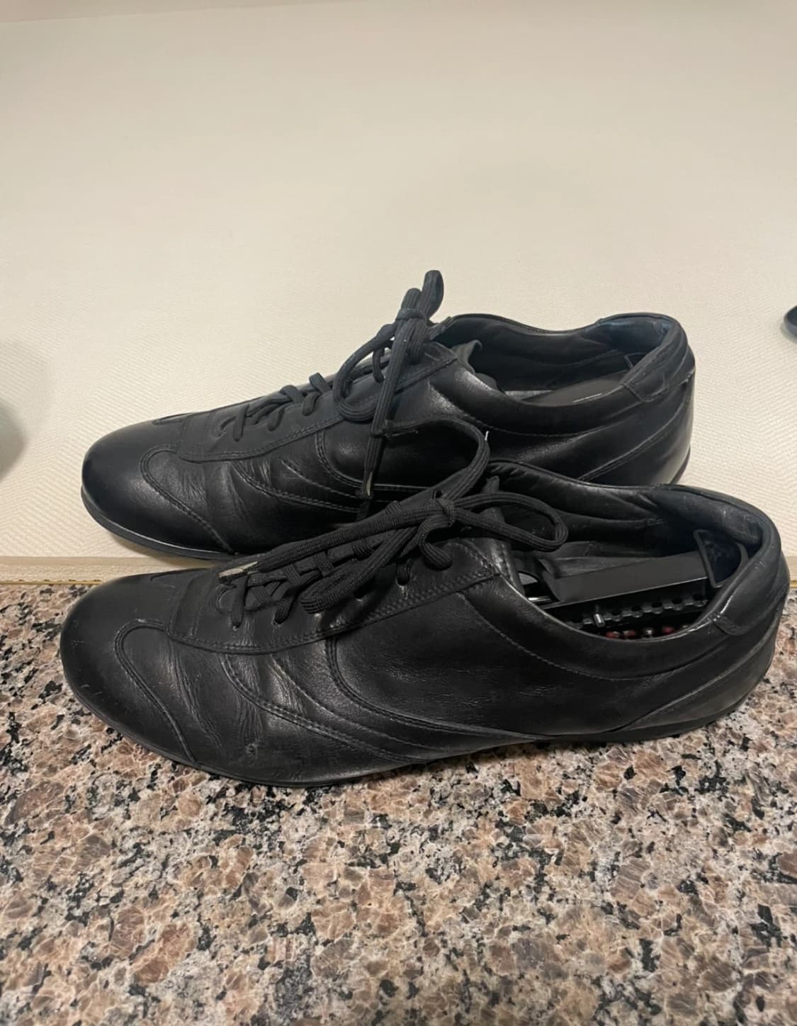 프라다 블랙 가죽 스니커즈 상품이미지3