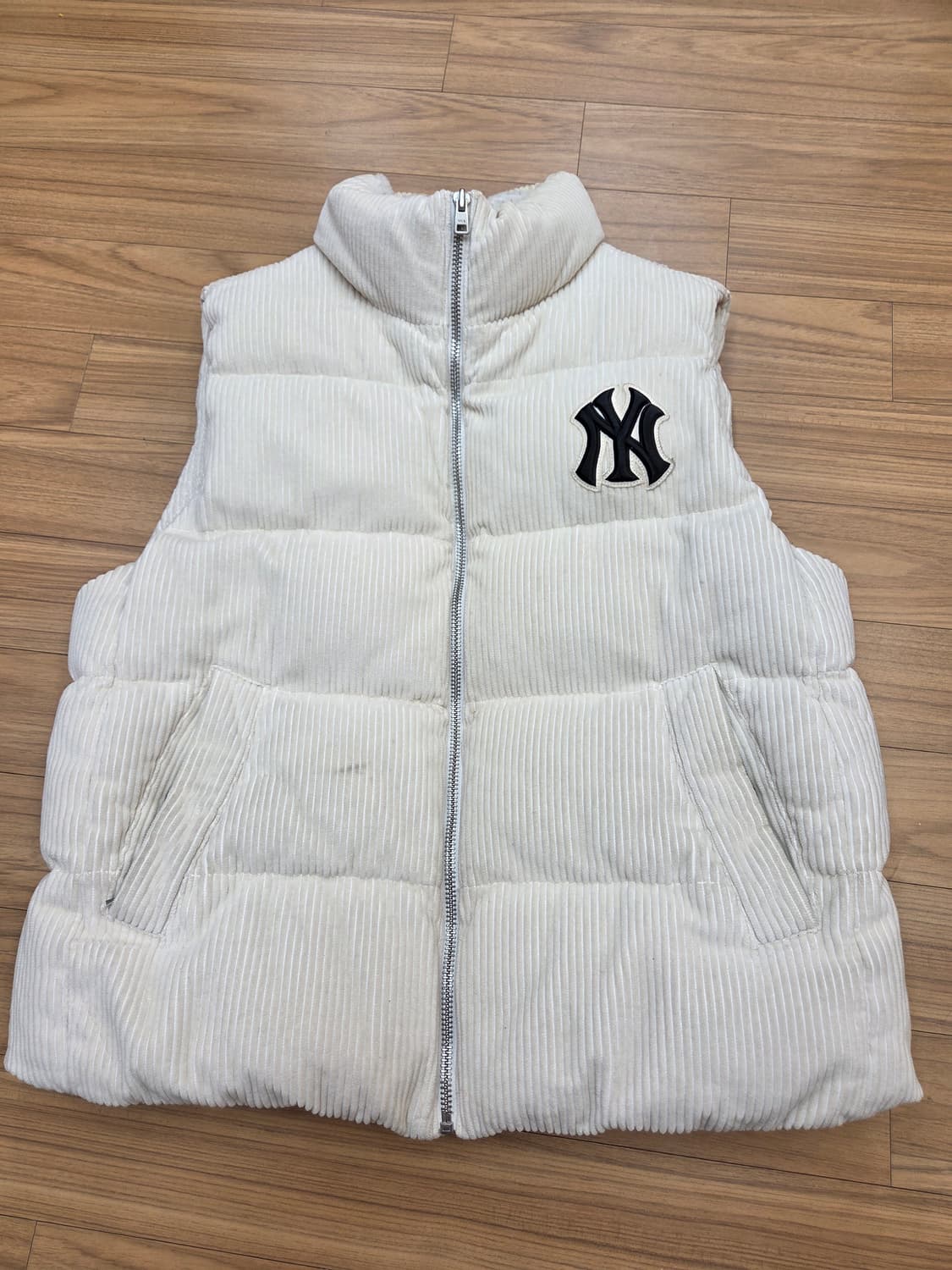 흰색 MLB 코듀로이 패딩 조끼 M사이즈입니다. 뉴욕 양키스 로고가 박혀 상품이미지1