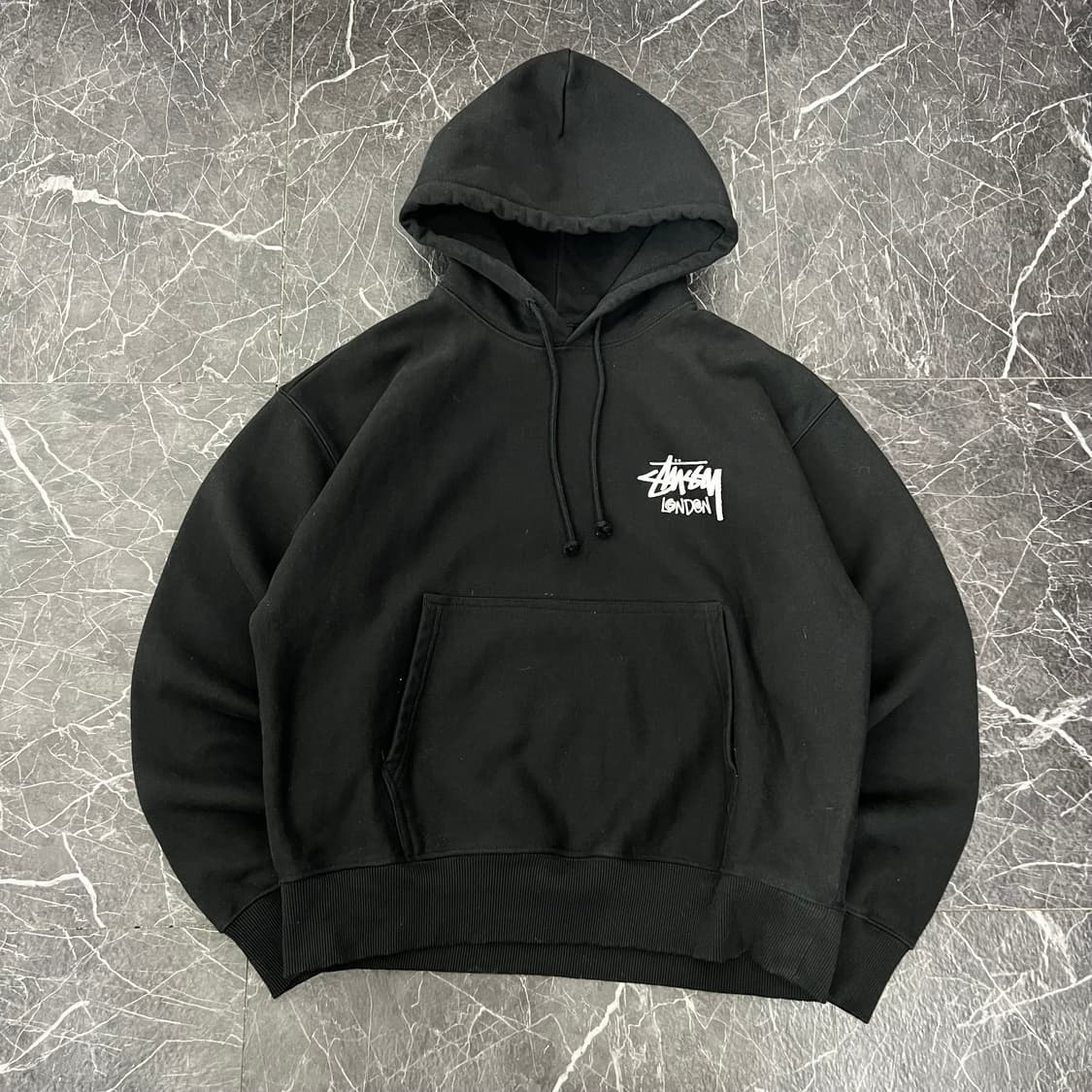 스투시 베이직 스탁 런던 로고 후디 블랙 상품이미지2