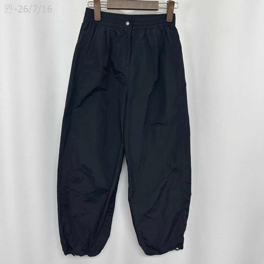 뉴발란스 여자 나일론 조거 밴딩바지 검정 70 (S) 상품이미지1