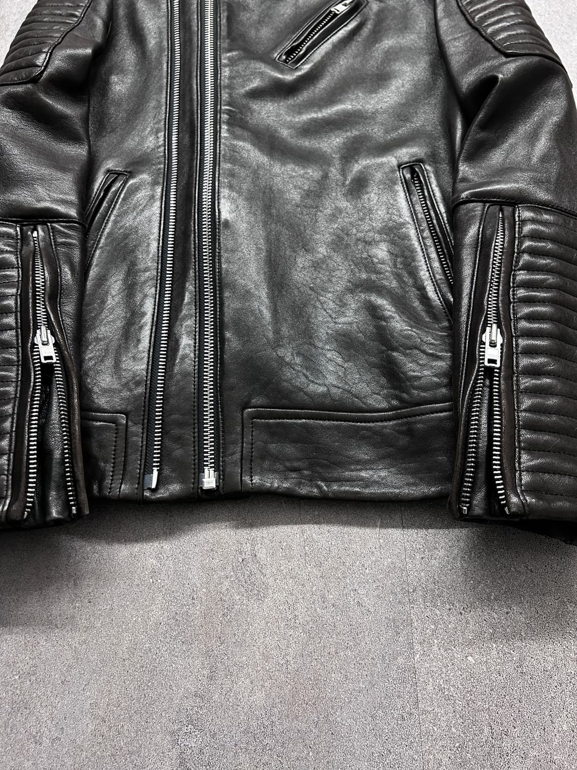 Iro 퀼티드 판넬 더블 짚 램스킨 자켓 상품이미지4