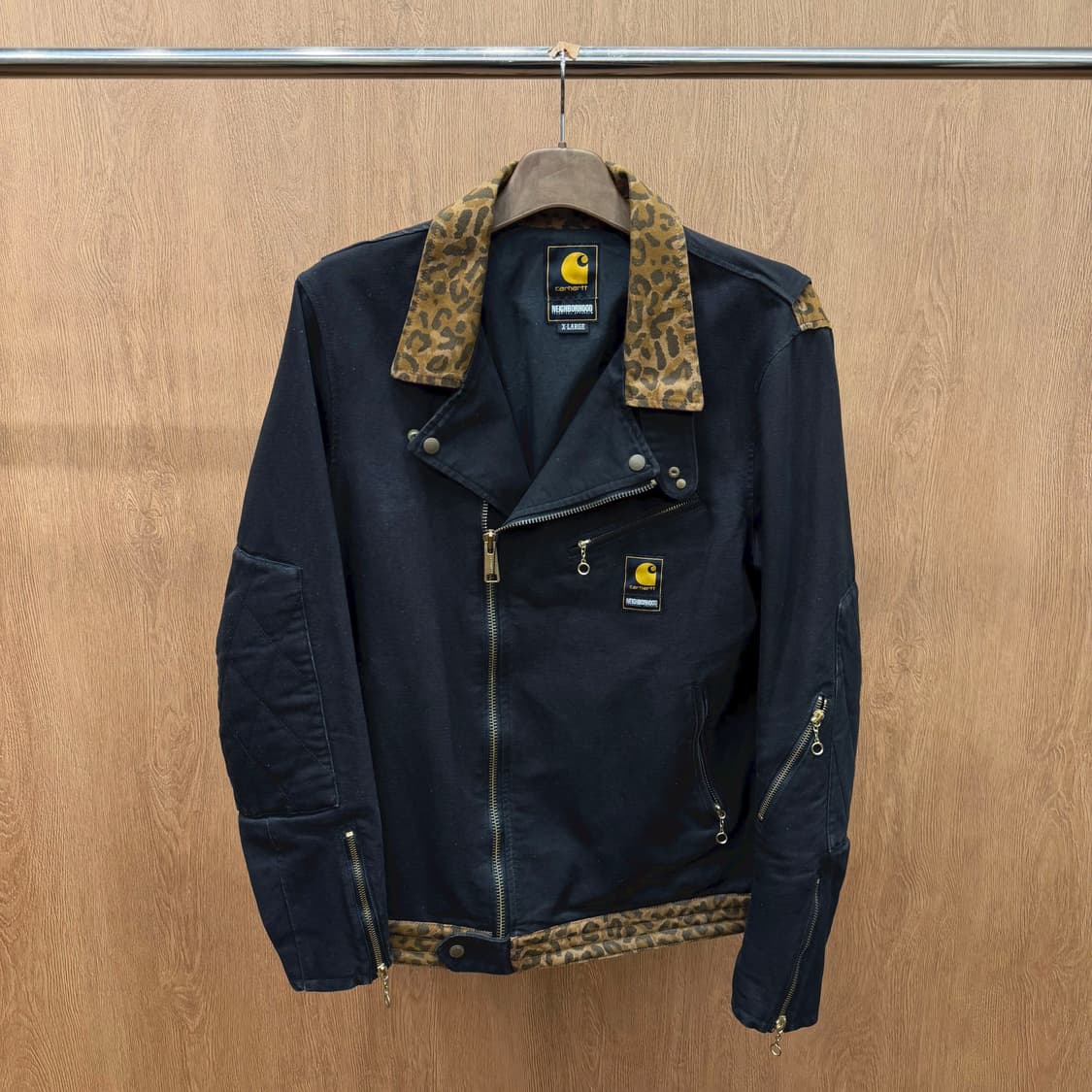 칼하트 네이버후드 코튼 라이더 자켓 레오파드 패턴 배색 디테일 블랙 상품이미지2