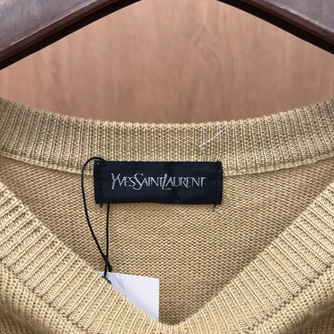 입생로랑 라운드넥 긴팔 니트 숄더 케이블 디테일 레귤러핏 베이지 상품이미지6