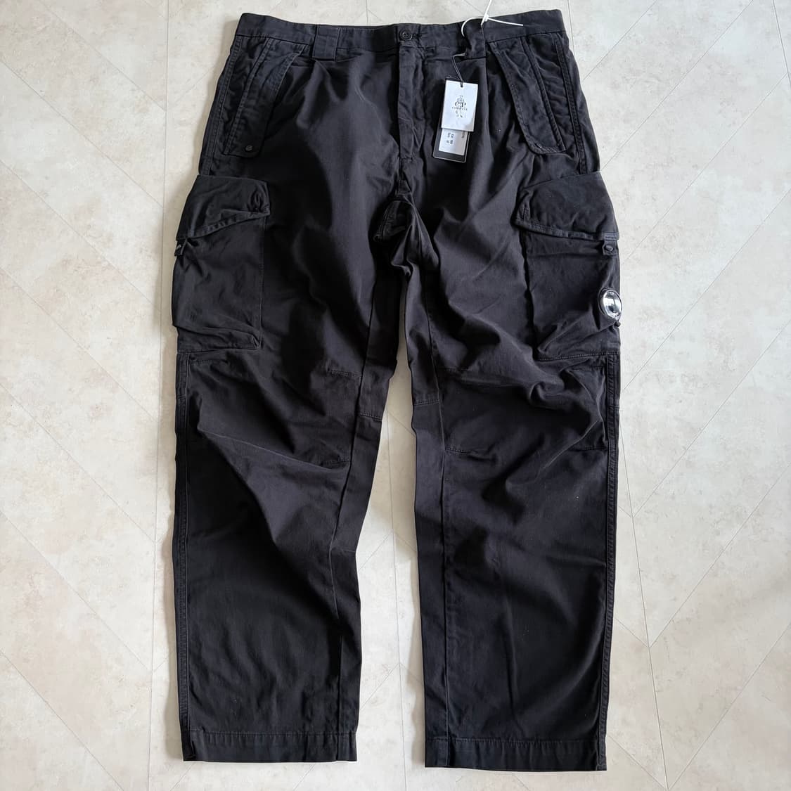 [새상품]CP컴퍼니 씨피컴퍼니 스트레치 루즈핏 렌즈 로고 팬츠 블랙 상품이미지3