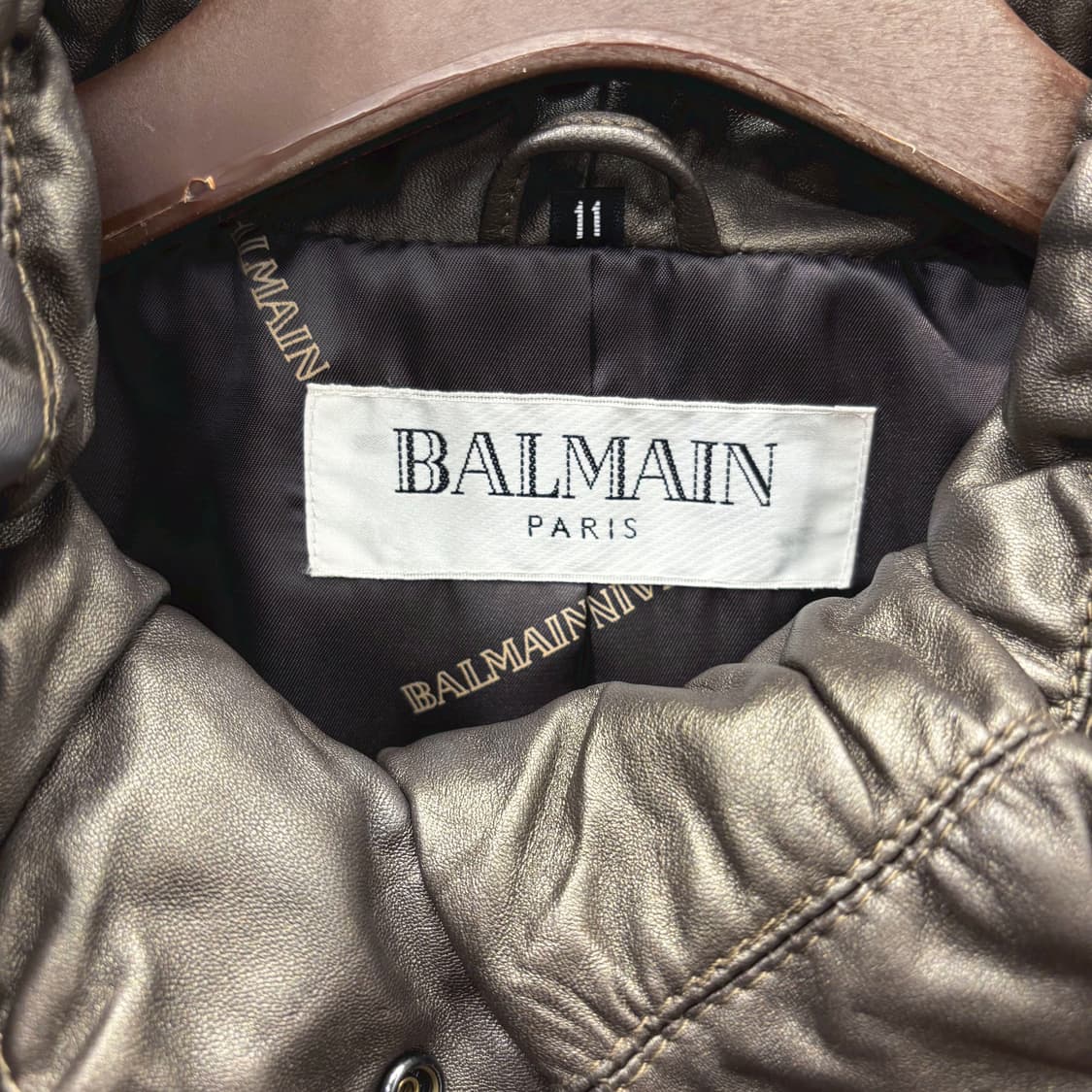 발망 하이넥 레더 펠럼 패딩 자켓 메탈릭 셔링 카라 벨트 디테일 브라운 상품이미지6