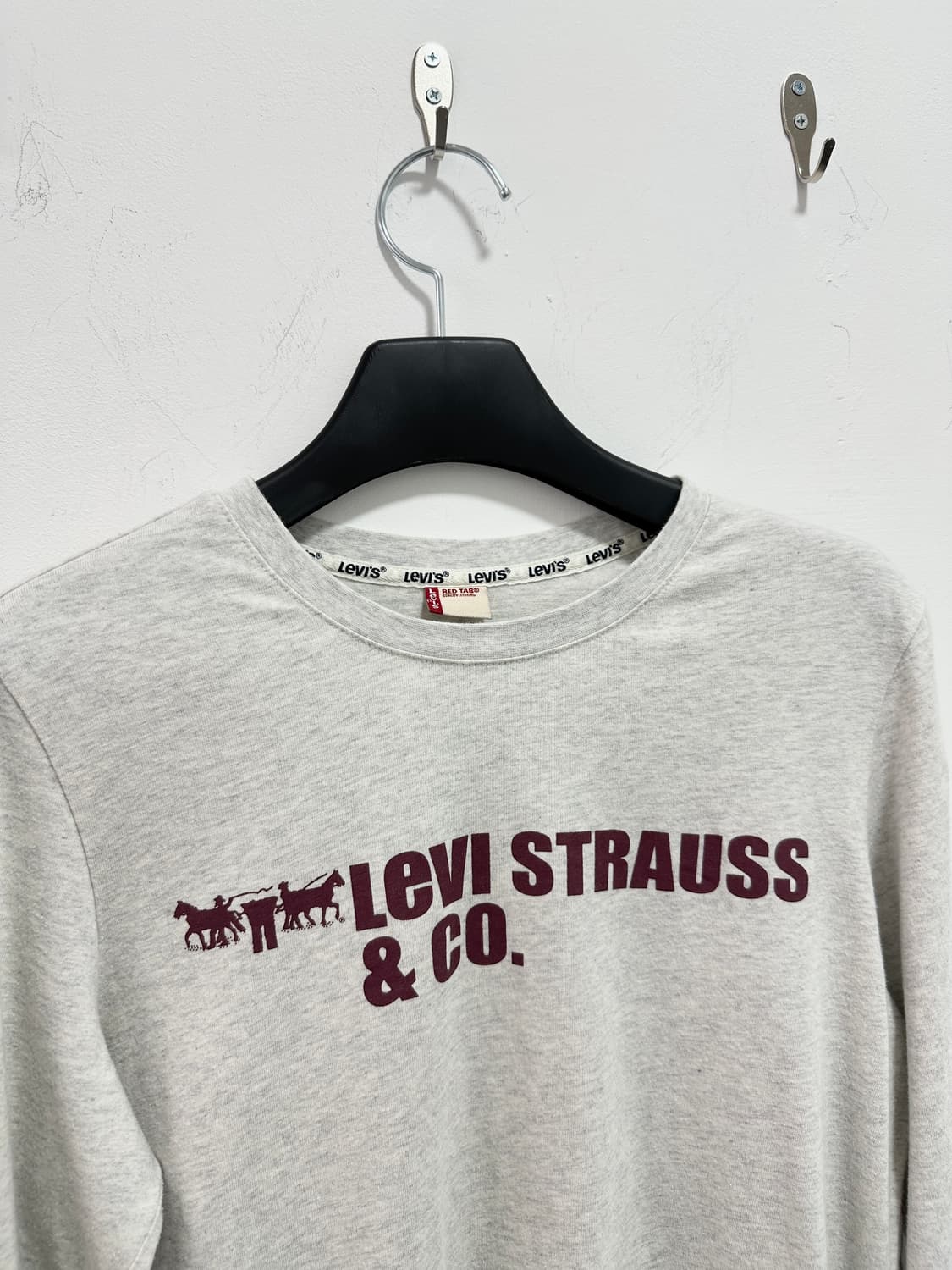 Levi’s red tap back printing long sleeve 상품이미지4