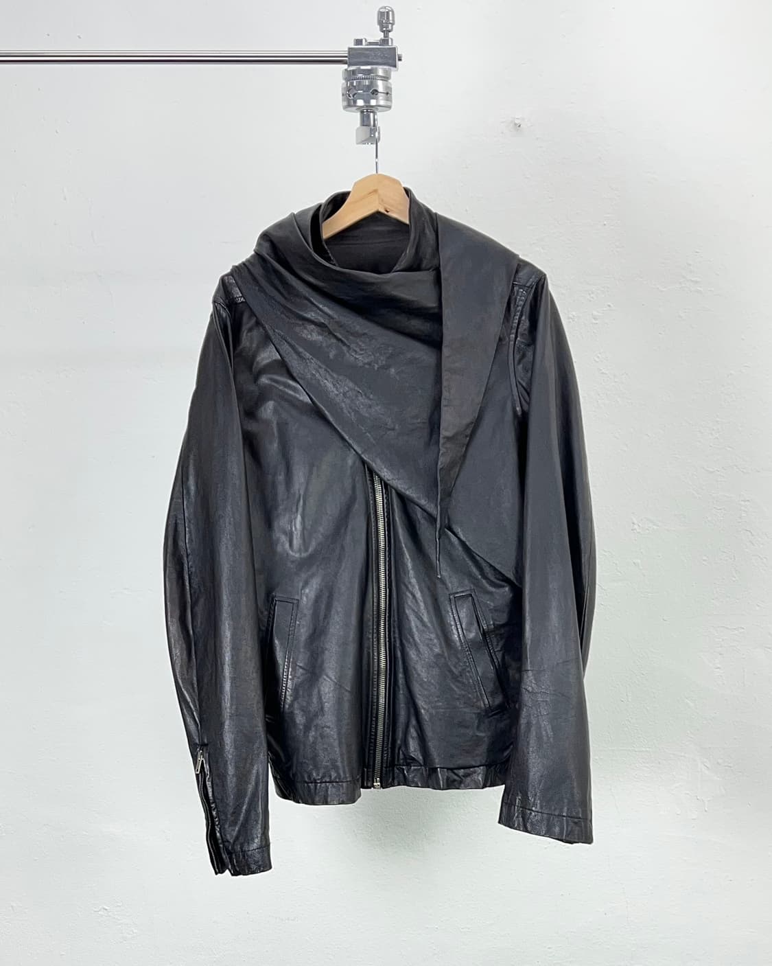 릭 오웬스 11ss 컬렉션 앤섬 드레이프 디멘셔널 카우 레더 자켓 상품이미지2