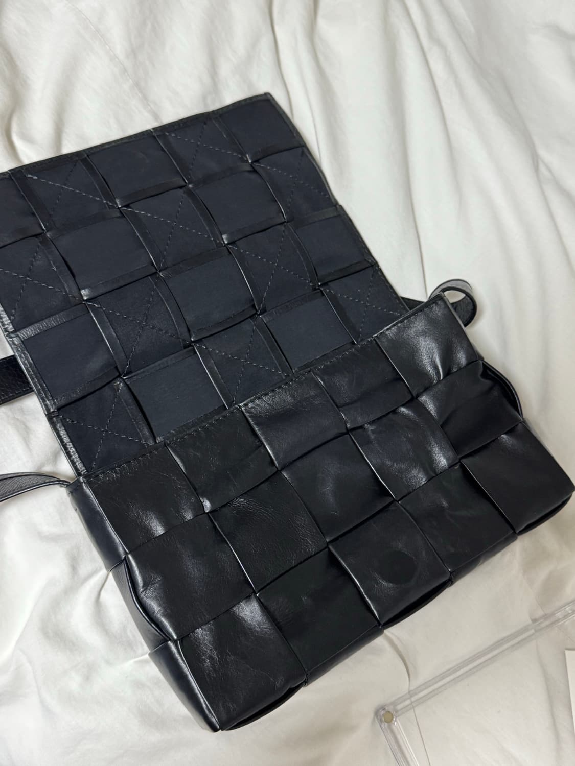 보테가 베네타 카세트백 유광레더 블랙 상품이미지6