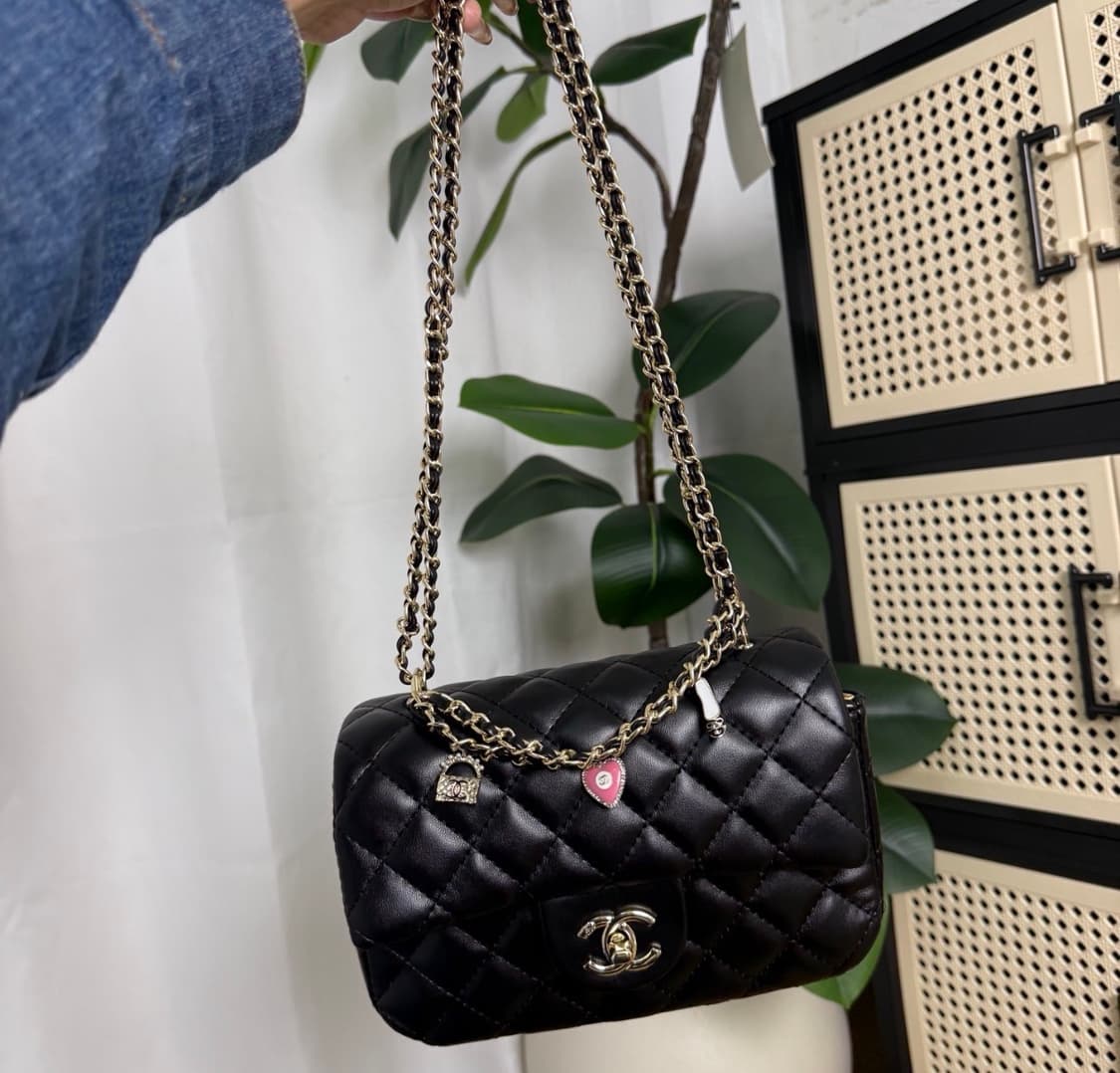 샤넬VIP 리미티드 에디션 기프트 래더 하트쉐입 크로스백 상품이미지1