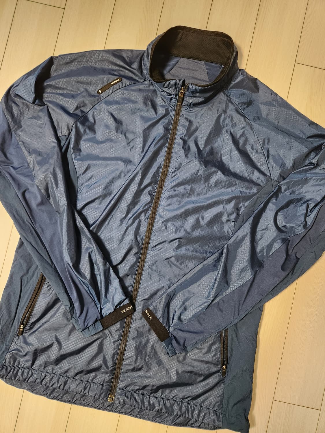 와이드앵글 골프 경량 네이비 바람막이 사이즈105

어깨 로고 닳음(사진 상품이미지1