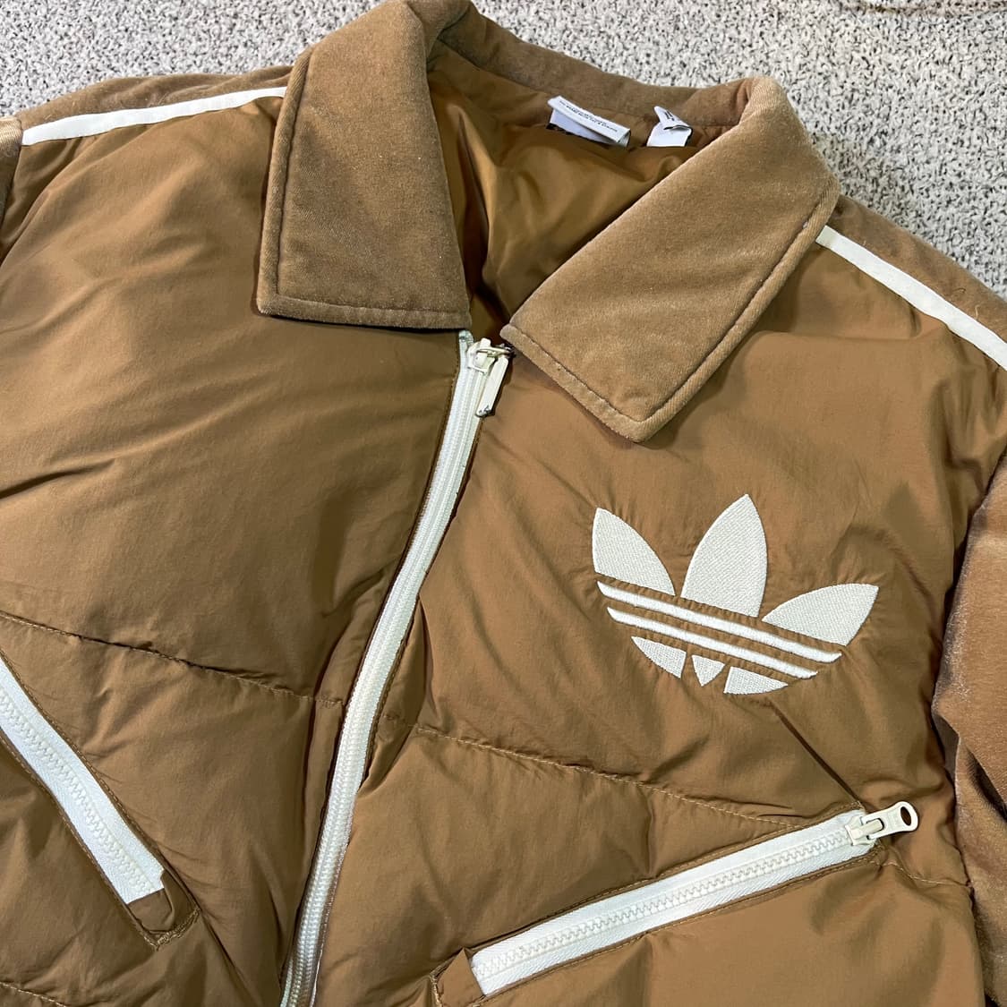 아디다스 헤리티지 나우 벨벳 우먼 덕다운 패딩 상품이미지2