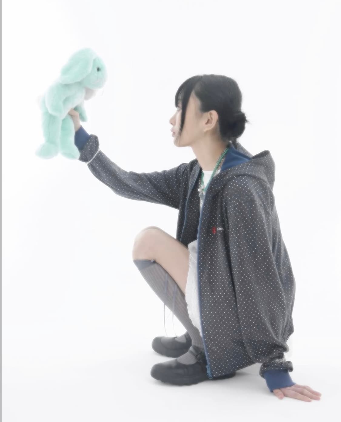 더뮤지엄비지터 x 세이브더칠드런 후드집업 (차콜) 상품이미지2