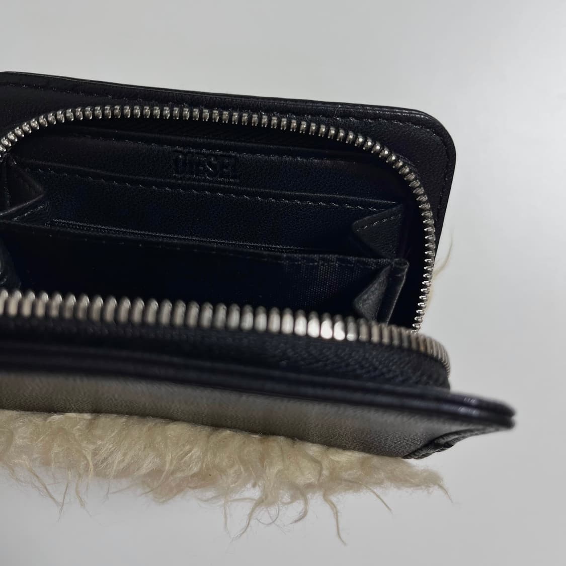 Diesel Marmye Stea Fur Wallet Bag 상품이미지7