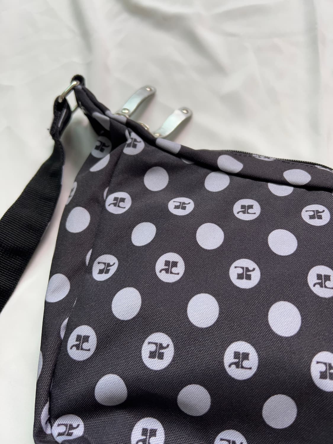 Courreges dot crossbag 꾸레쥬 도트 크로스백 상품이미지8