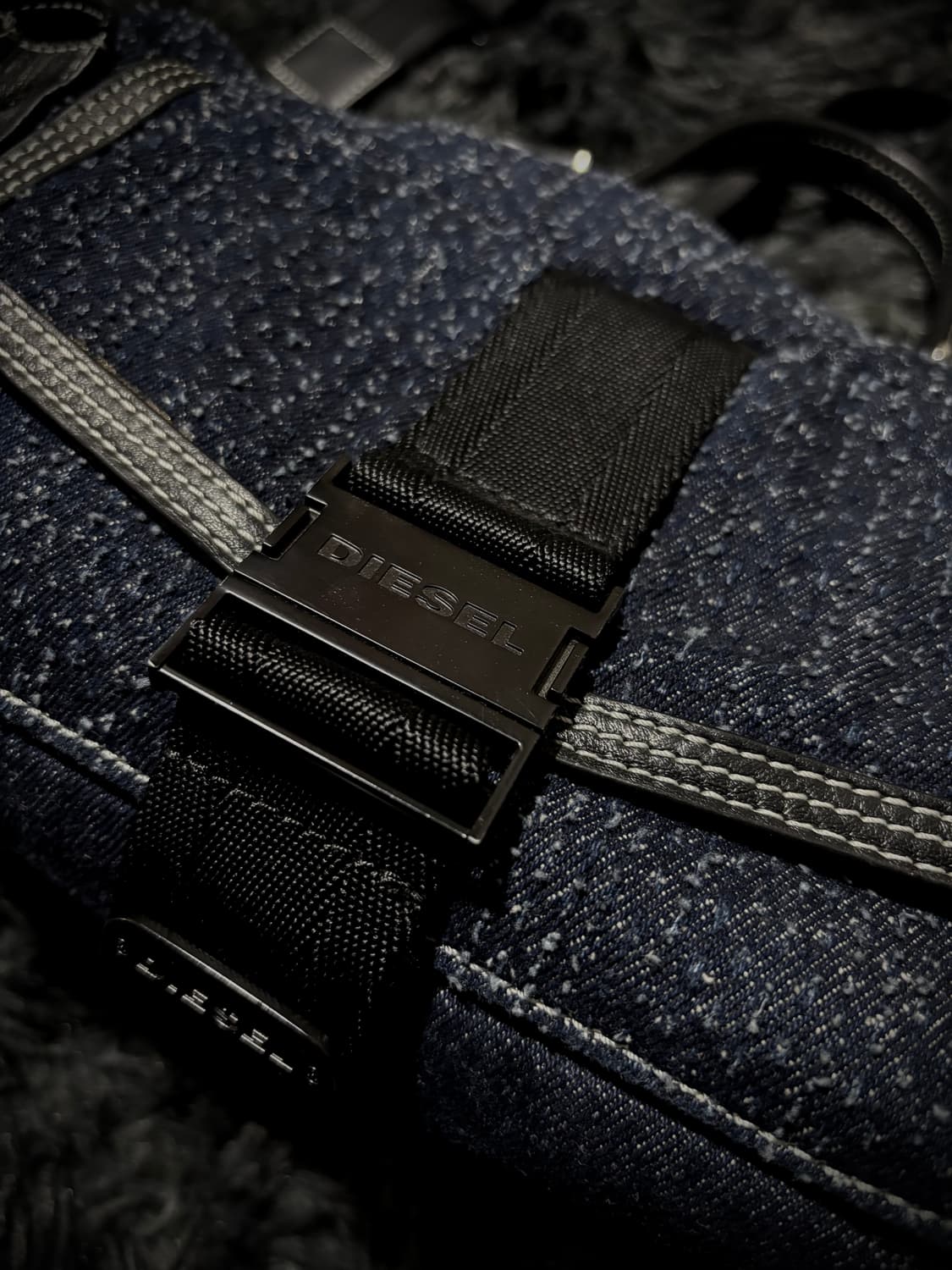 Diesel 버클 디테일 워싱 데님 크로스백 상품이미지5