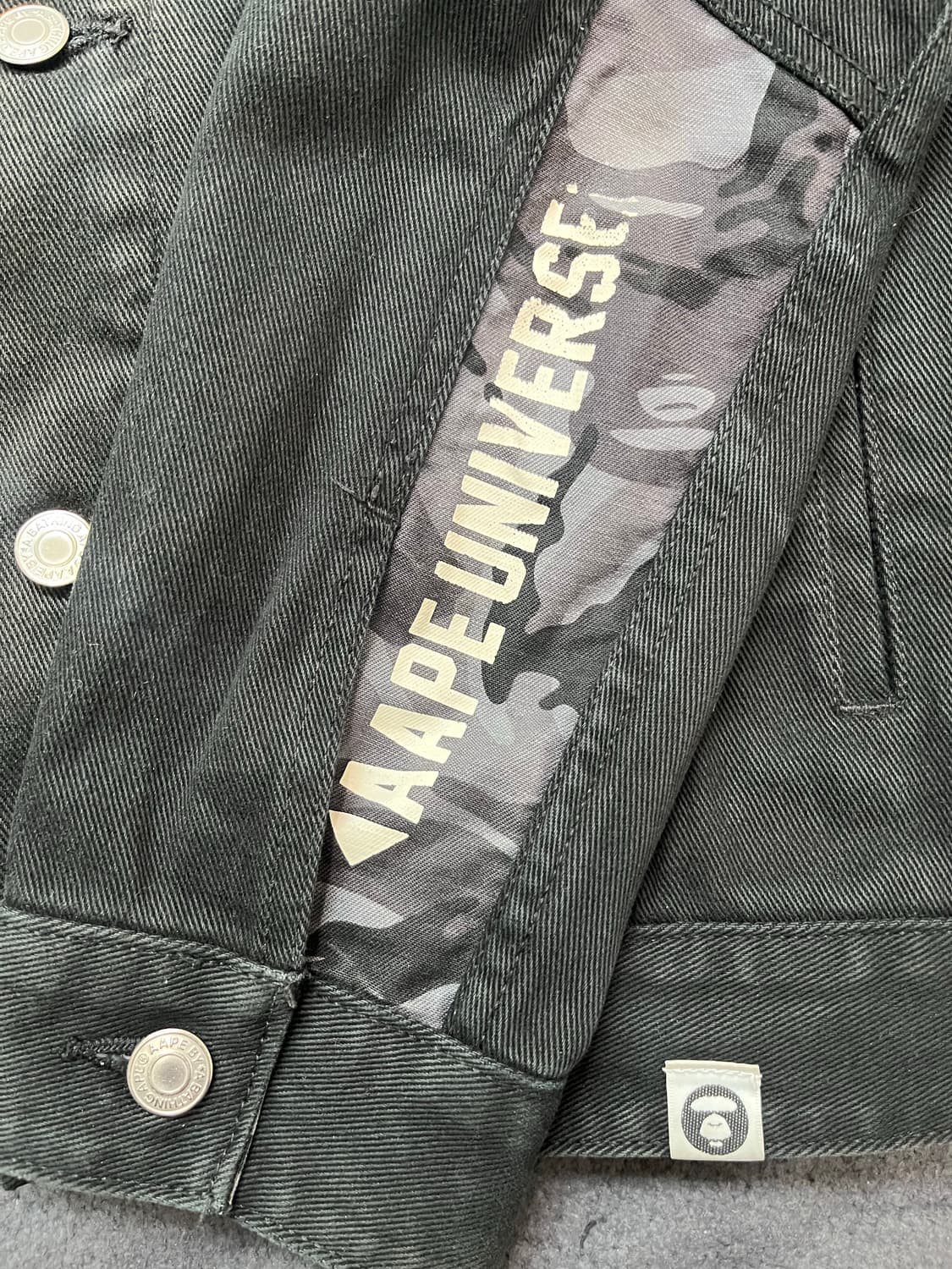 [L] 에이프 카모 흑청 트러커 데님 자켓 베이프 상품이미지4