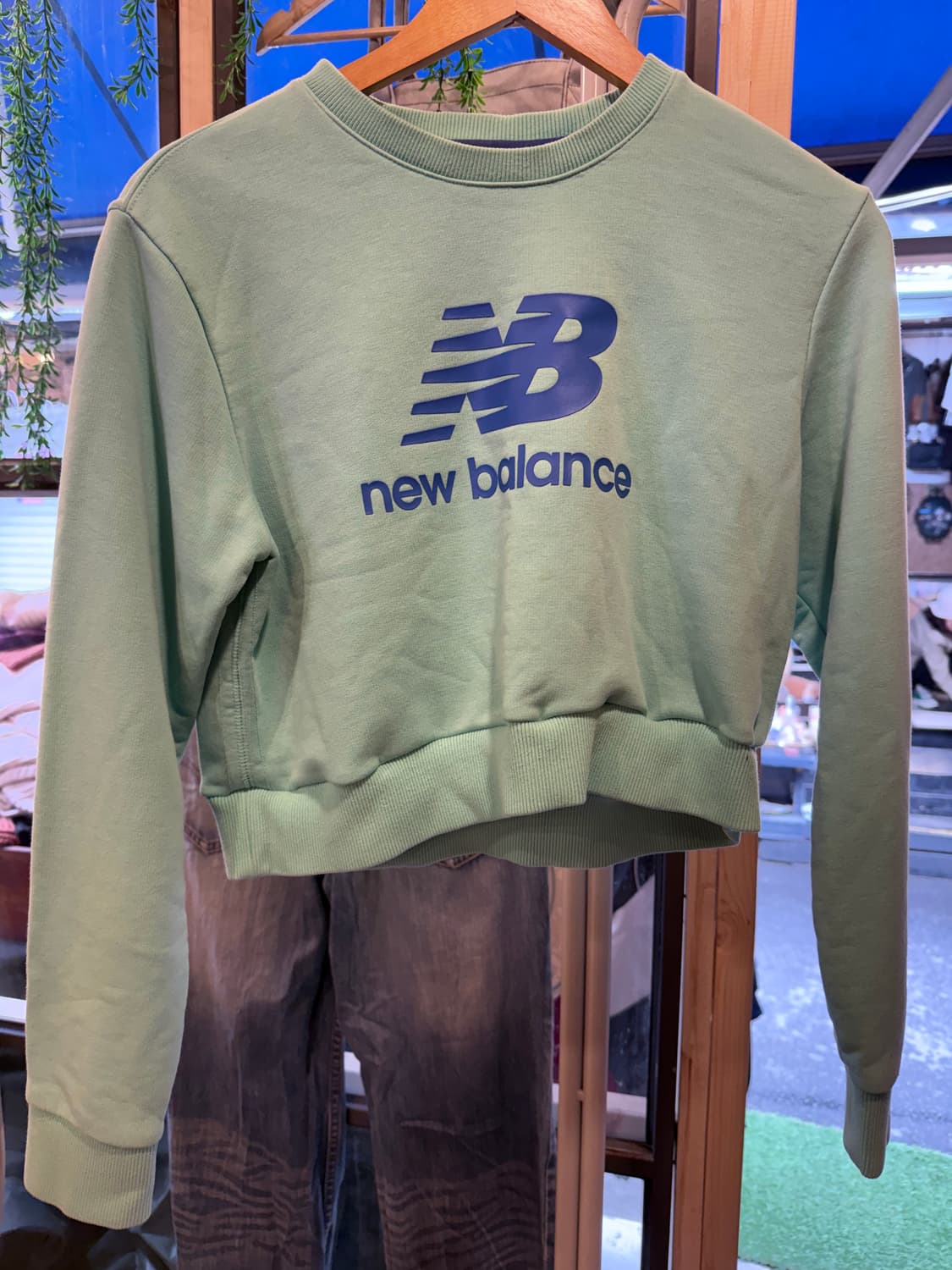 뉴발란스 민트 크롭 맨투맨  상품이미지1