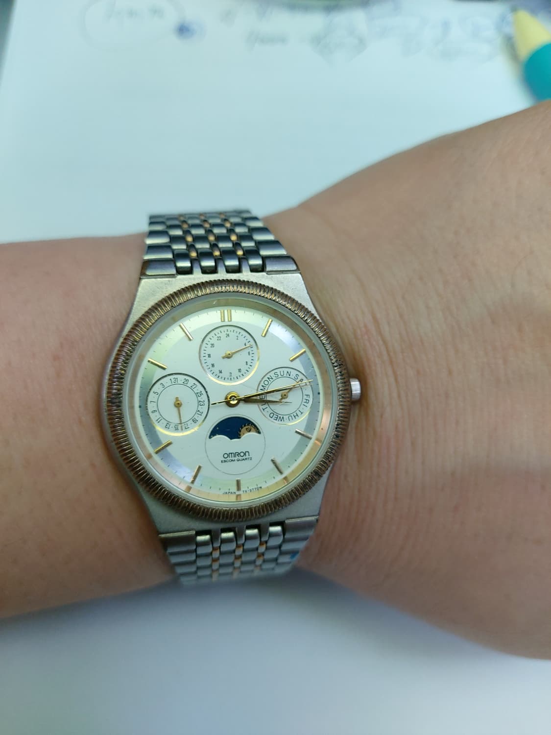 Omron 브랜드의 문페이즈 쿼츠 시계 상품이미지4