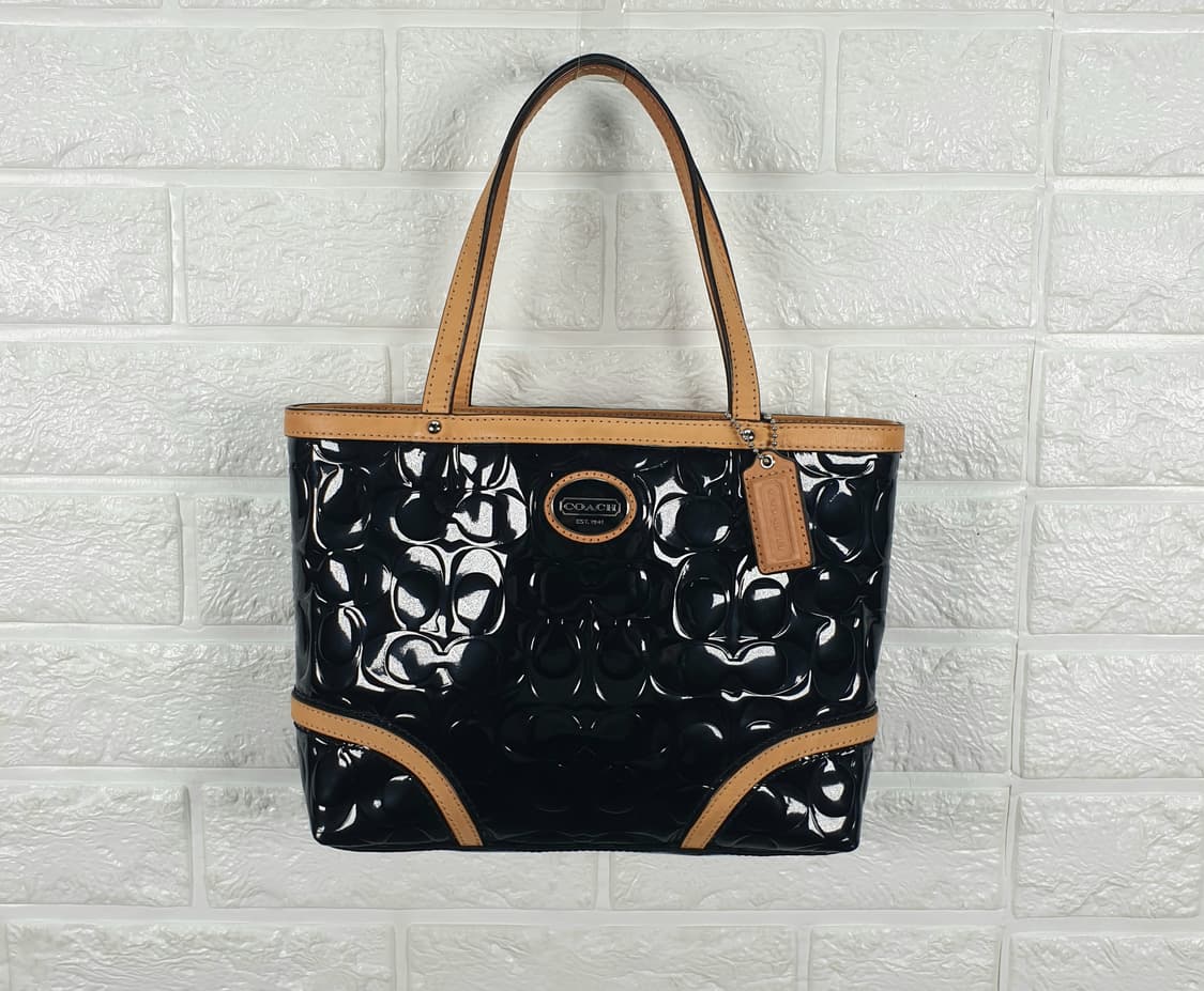 코치 페이트 엠보스드 에나멜 토트백 상품이미지2