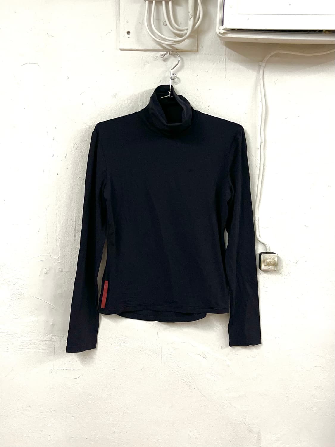 프라다 스포츠 백포켓 폴라넥 롱슬리브 상품이미지1