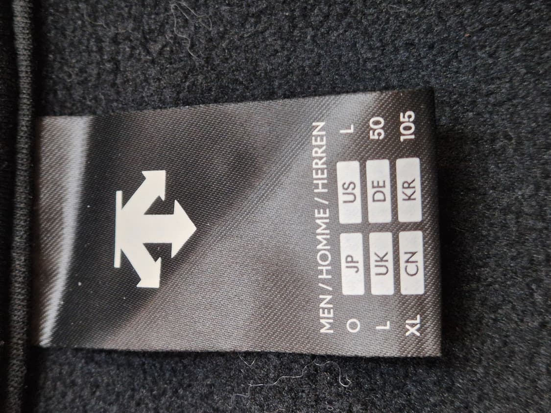 블랙 색상의 데상트 남성 경량 패딩입니다. 스타일 번호는 SO423TKT 상품이미지5