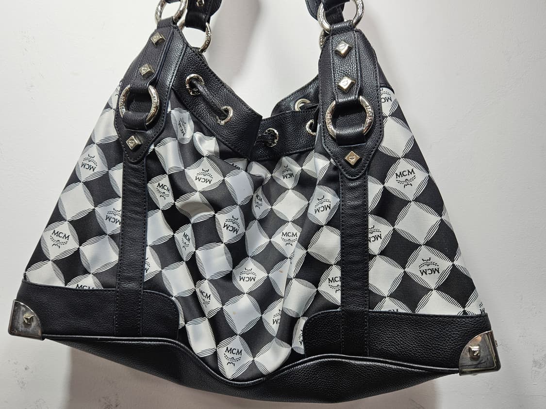 MCM 모노그램 블랙&화이트 숄더겸 토드백 상품이미지10