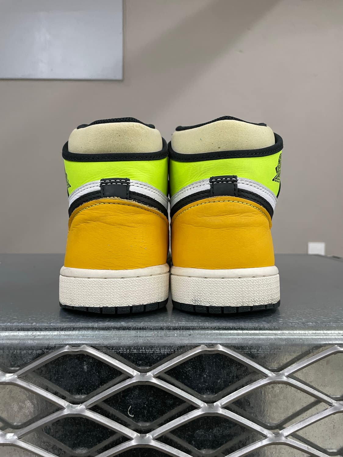나이키 조던1 레트로 하이 볼트 골드 250 상품이미지3