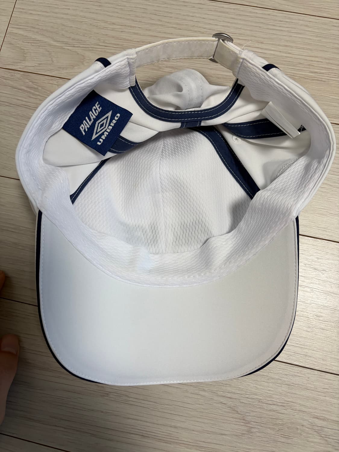 팔라스 x 엄브로 캡 화이트 - 24SS 상품이미지3