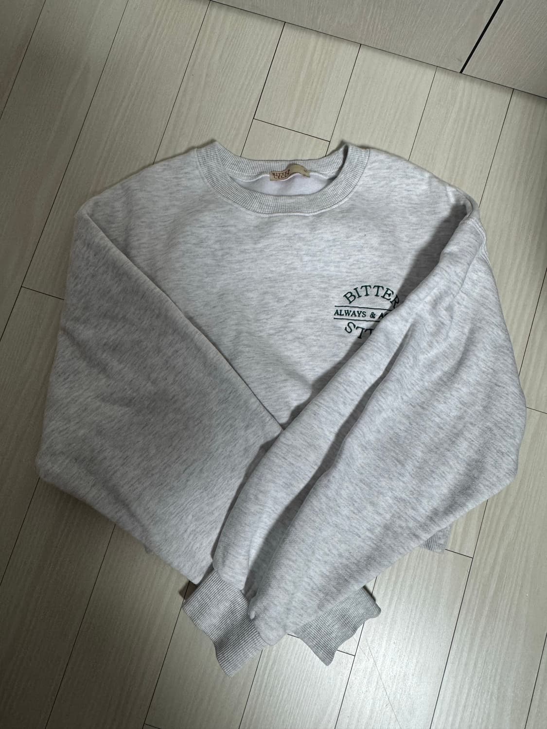 비터셀즈 회색 기모 맨투맨 티셔츠 (크롭) 상품이미지1