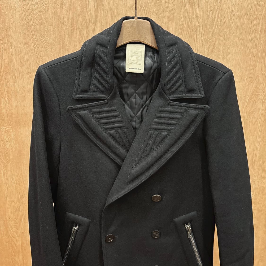 우영미 더블 브레스티드 롱 코트 엠보 퀄팅 스티치 집업 포켓 디테일 블랙 상품이미지4