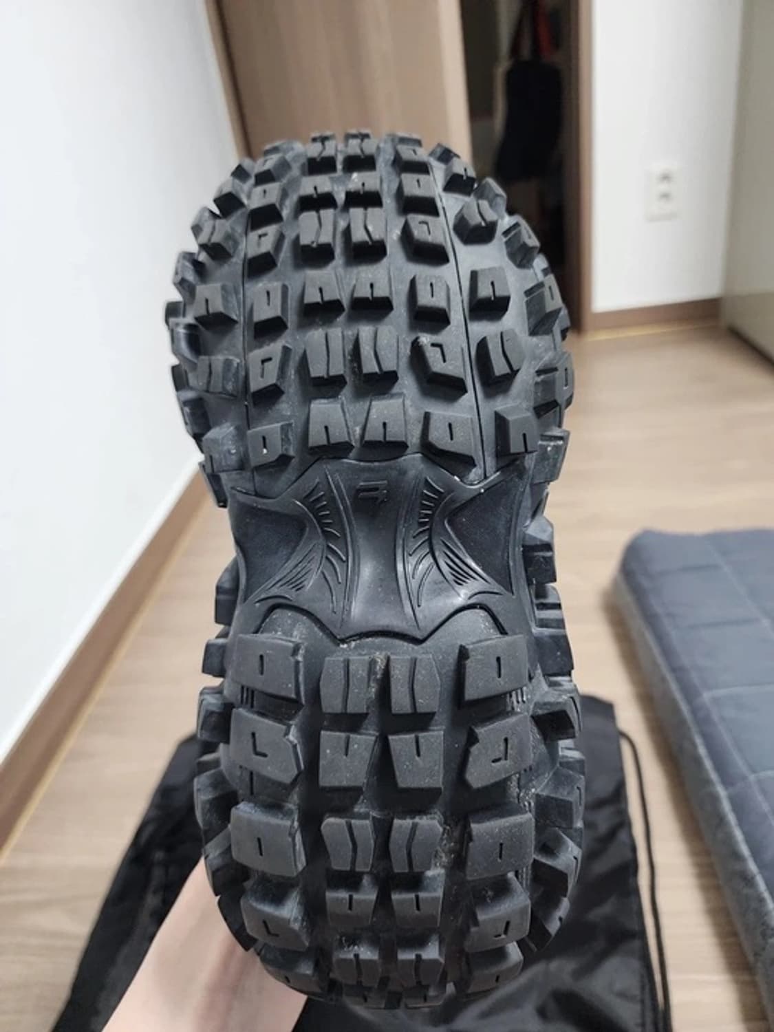 발렌시아가 디펜더 블랙 42 상품이미지6