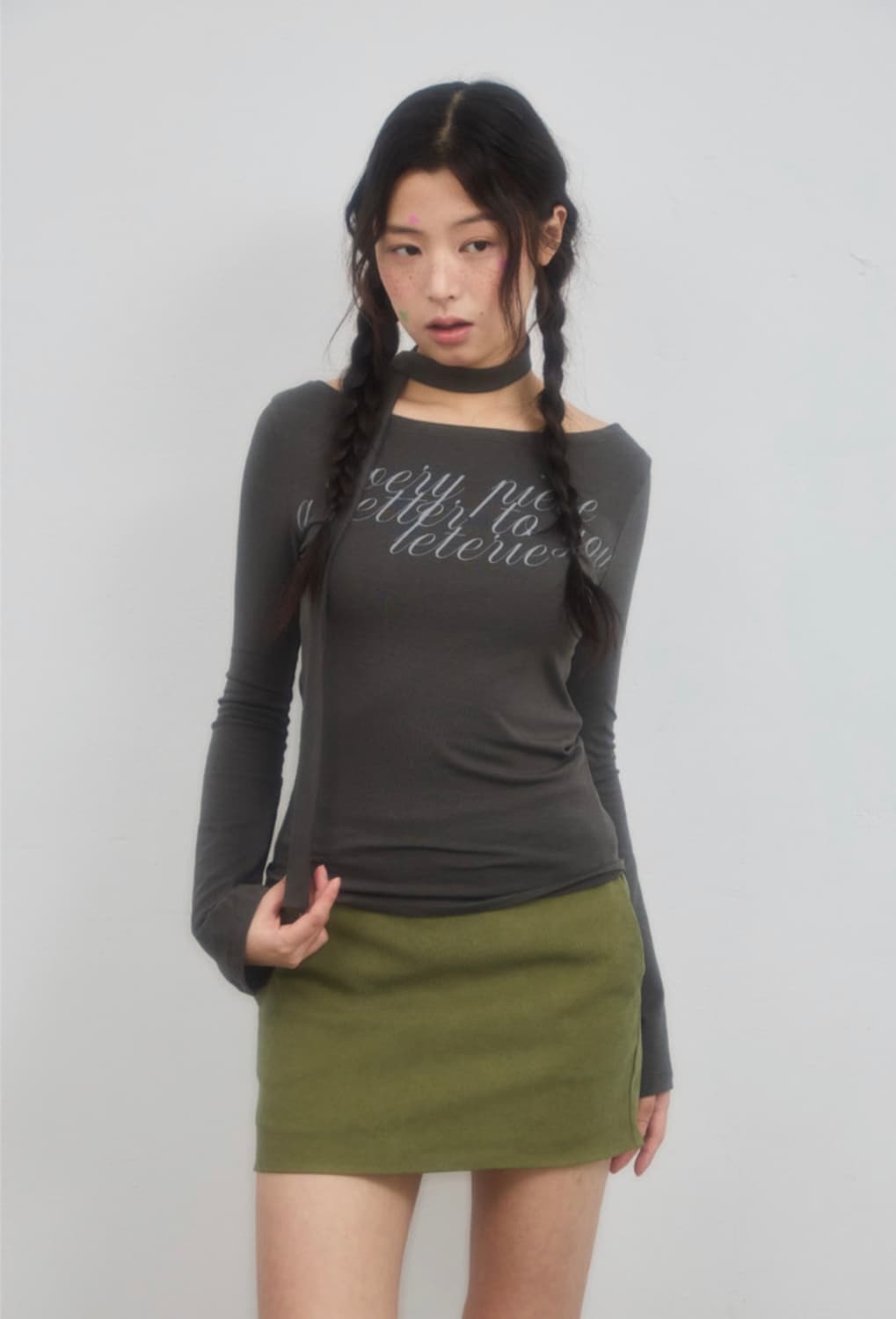 레터리 OFF-SHOULDER TIE LONG SLEEVE_CHARCOA 상품이미지1