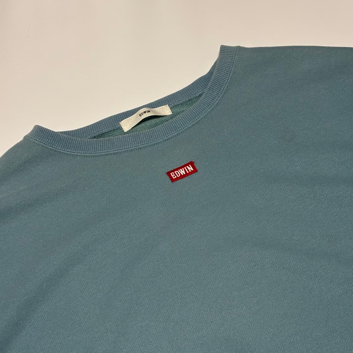 에드윈(EDWIN) 크롭 실루엣 미니 로고 크롭 맨투맨 상품이미지2