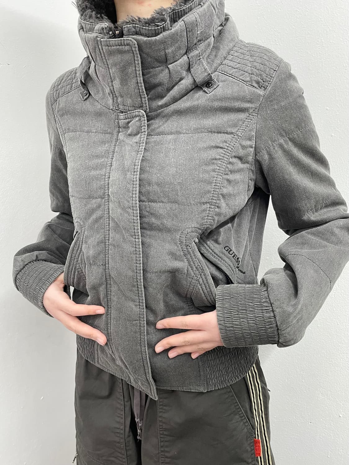 게스 차콜 퍼 로고 자켓 상품이미지2