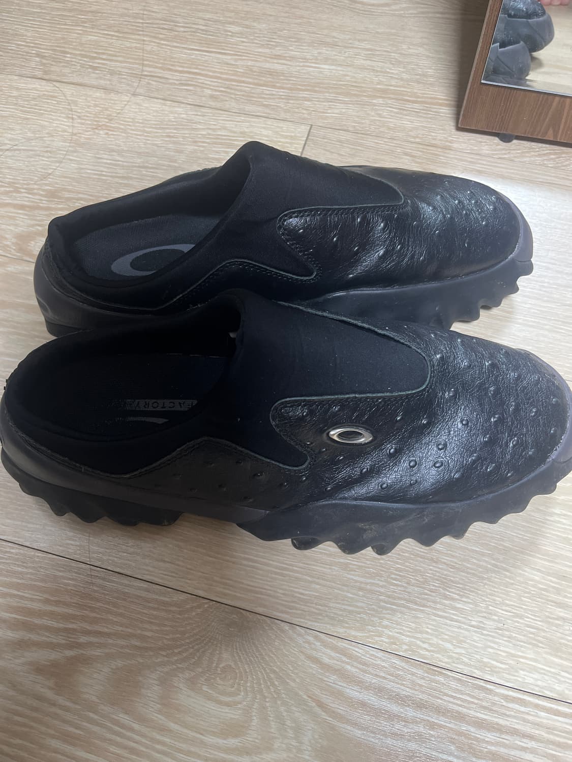 오클리 팩토리팀 뮬 상품이미지3