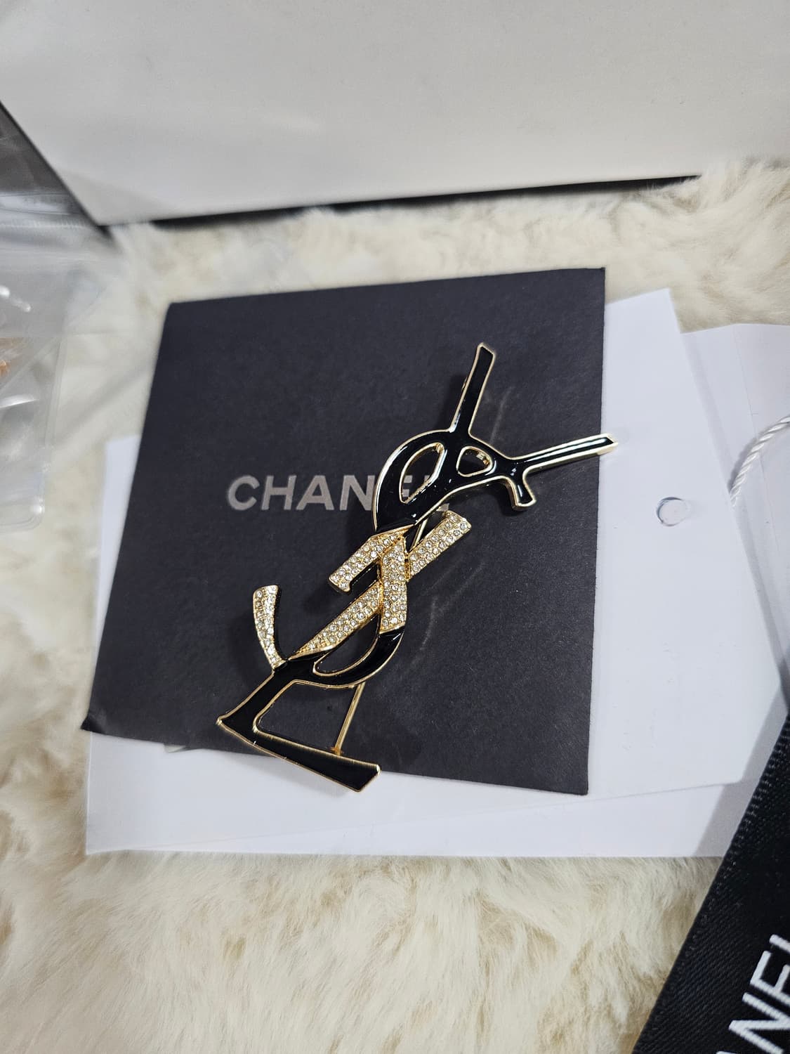 생로랑 업사이클링 블랙브로치 상품이미지2