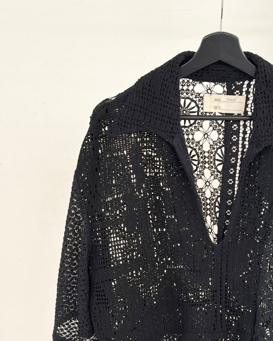 나나서카 블랙 컬러 오픈워크 크로셰 브이넥 셔츠  상품이미지2