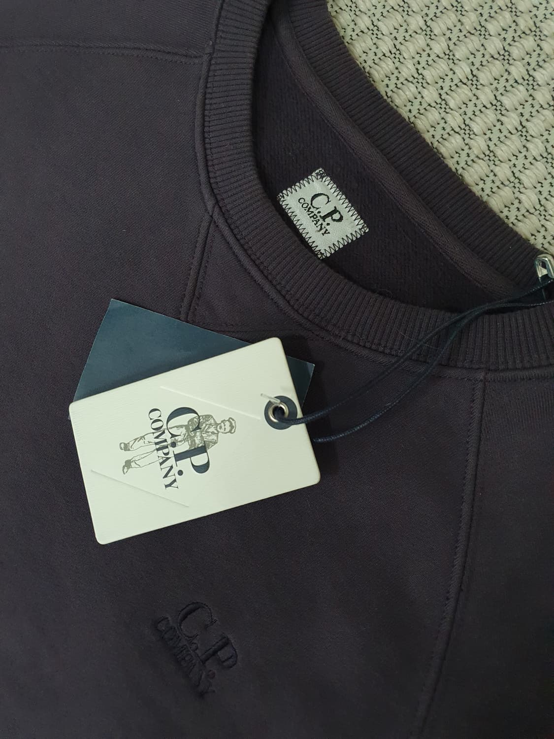 자수가 들어간 보라색 스웨트셔츠 상품이미지4